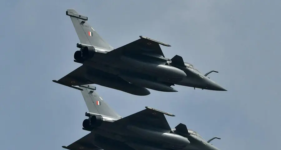 India and Pakistan accuse each other of attacks, tourists flee